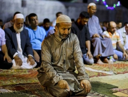 Gazze'de Ramazan cami enkazında ilk teravih