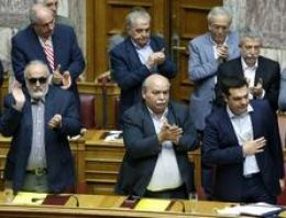 Yunan meclisi 'kemer sıkma referandumunu' onayladı