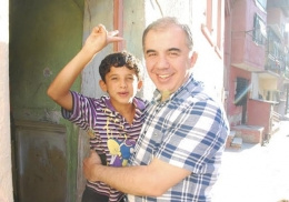 Suriyeli mendilci çocuğun artık yüzü gülüyor!