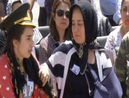 TRT spikeri şehit Arslan Kulaksız'ın eşine ağladı