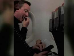 Davit Cameron uçakta fena yakalandı 