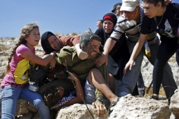 İsrail askerlerinden insanlık dışı muamele