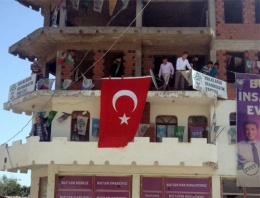 AK Parti'li Başkan HDP binasına bayrak astı!