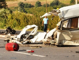 Minibüs ikiye bölündü kameralar kayıttaydı