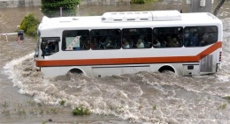 Adana'da sel hayatı felç etti, yollar kapandı
