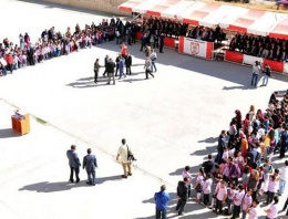 Sivas'ta skandal tören! Güneşte piştiler