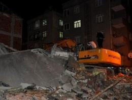 İstanbul'da 5 katlı bina çöktü! 1 kişi öldü!