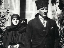 Atatürk Köşkten türbanı çıkarttı!