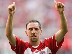 Frank Ribery imzayı atıyor