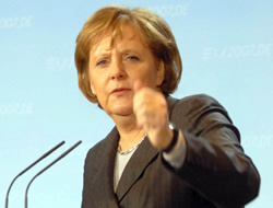 Almanyada Merkel yine önde