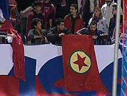 Yunan tribününde PKK bayrağı 