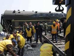 Çinde iki yolcu treni çarpıştı 