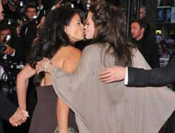 Angelina Jolieden şok öpücük
