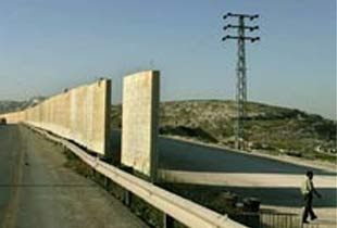 Filistinliler duvar yıktı