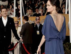 Angelina elbiseyi ters giydi