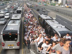 Metrobüs yolcuları tabanvay