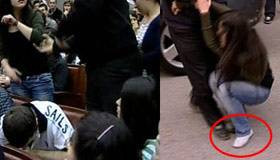 Kız öğrenci Kuzu'ya ayakkabı fırlattı - Resim: 0