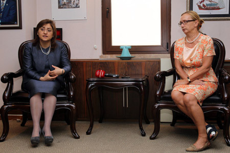 Büyükelçiden terlikle Bakan ziyareti! - Resim: 0