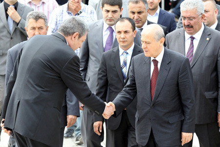 Kaset skandalı sonrası ilk tokalaşma! - Resim: 0