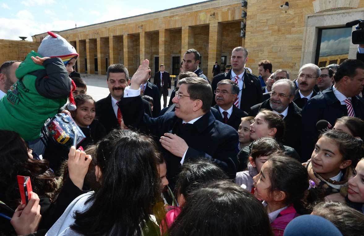 23-nisan-anitkabir-torenleri-basbakan-ahmet-davutoglu.jpg