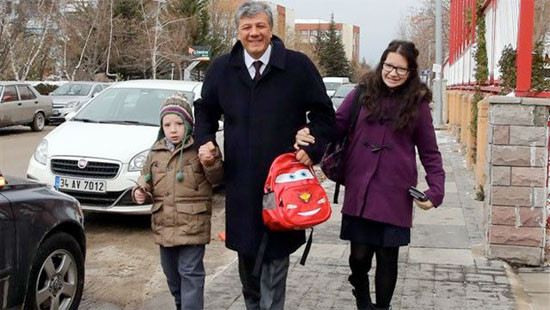MUSTAFA BALBAY ÇOCUKLARINI OKULA BIRAKTI.jpg