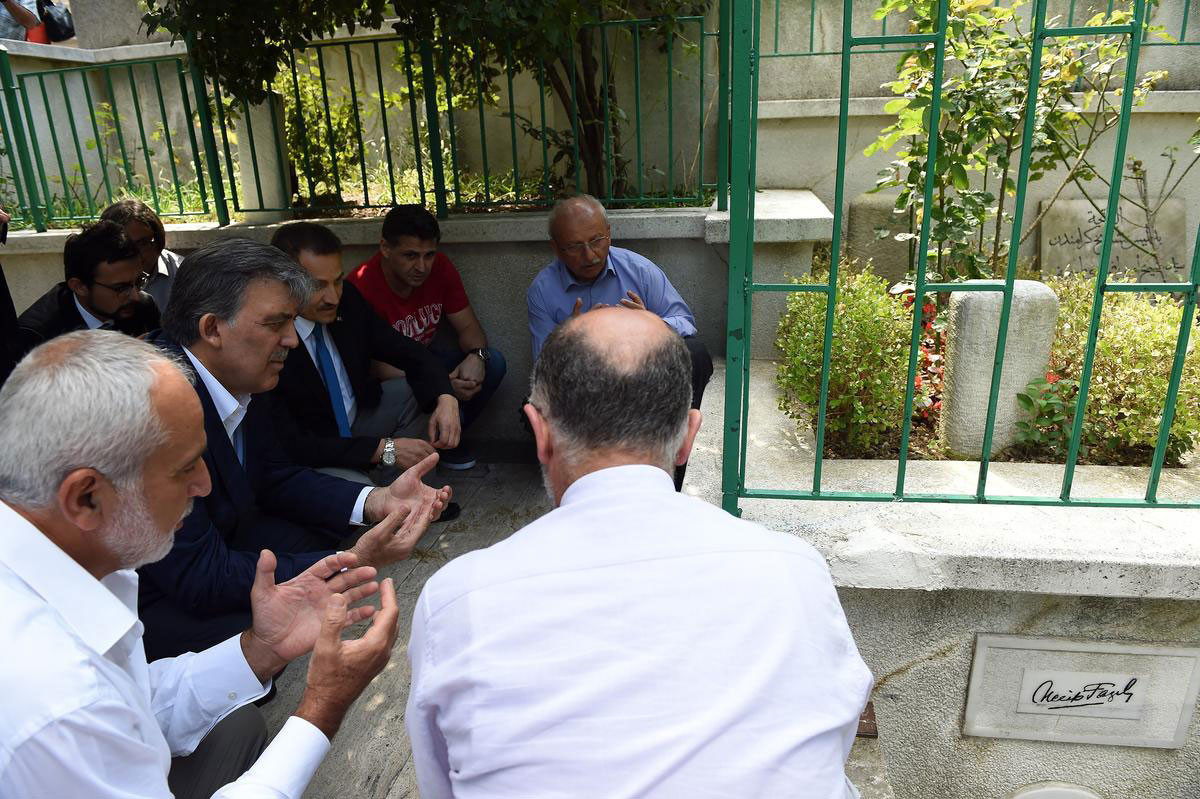 abdullah-gül-erbakanin-mezarinda.jpg