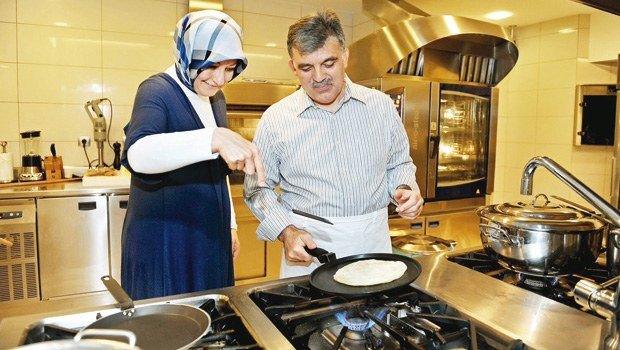 abdullah-gül-yemek-pi̇şi̇ri̇rken.jpg