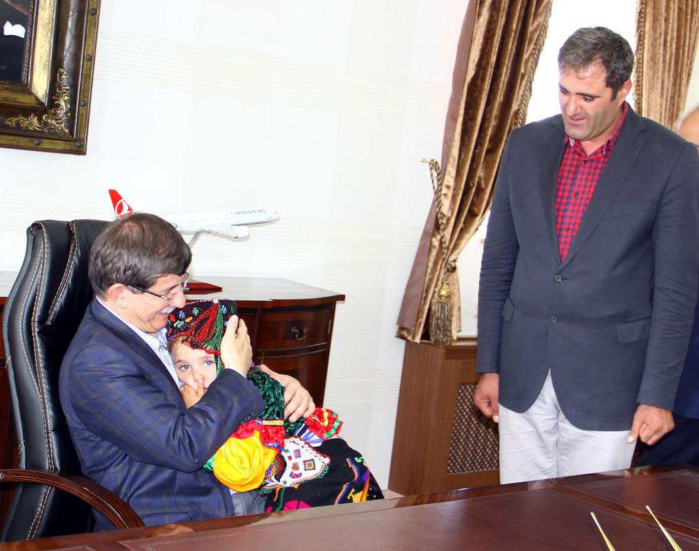 ahmet-davutoğlu-ardahan-çocukla.jpg