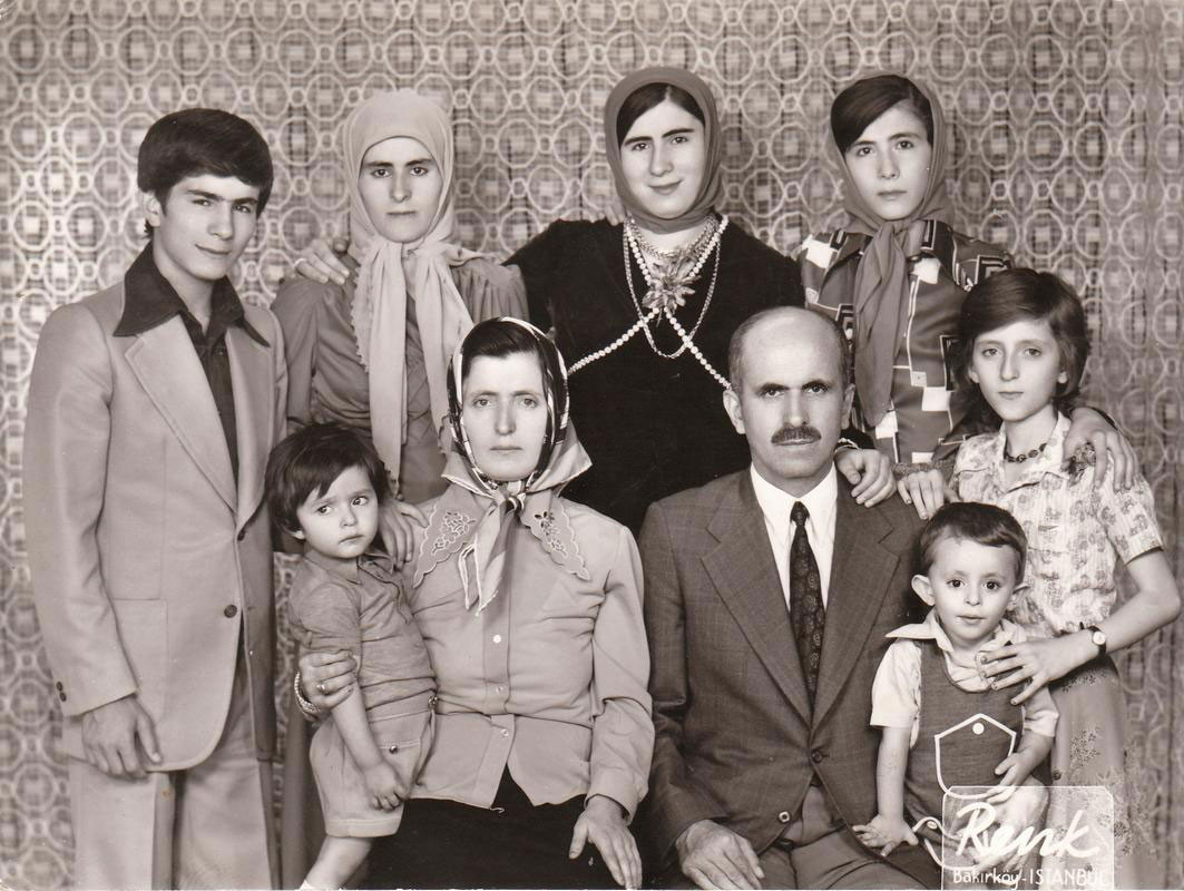 ahmet-davutoğlu-gençliği-aile-albümü.jpg