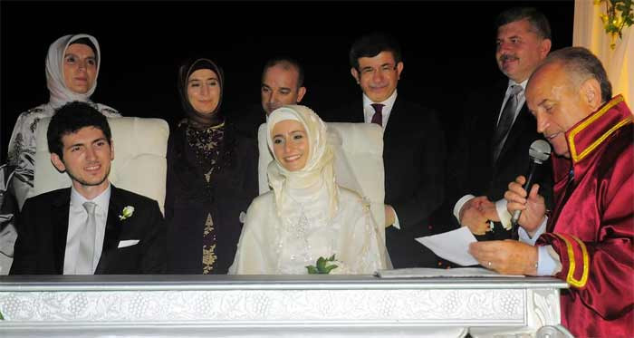 ahmet-davutoğlu-ve-eşi-sare-davutoğlu-kizi-meymune-davutoğlunun-düğününde.jpg