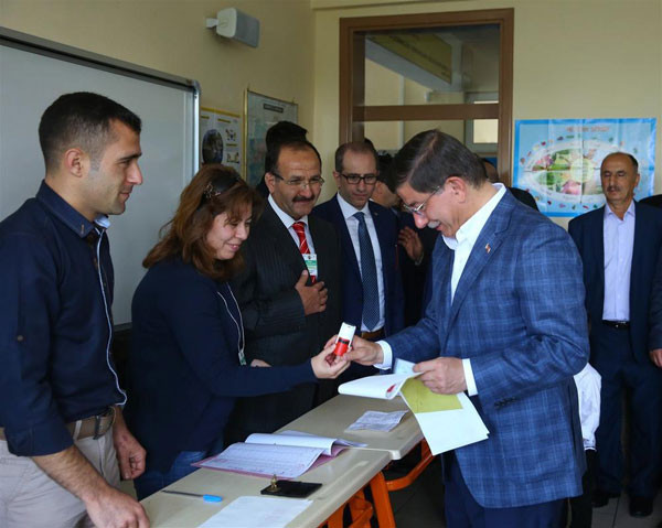 ahmet-davutoglu-genel-secim-2015-oy.jpg