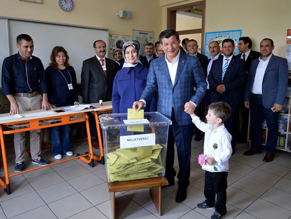 ahmet-davutoglu-genel-secim-2015.jpg