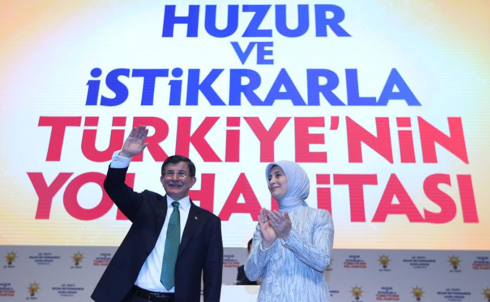 ak-parti-davutoglu-secim-beyannamesi.jpg