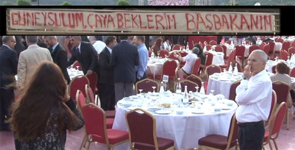 ak-parti-iftarinda-pankart.jpg