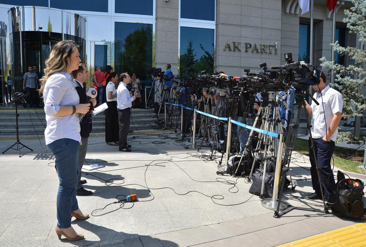 ak-parti-myk-yeni-başbakani-bekleyen-gazeteciler.jpg