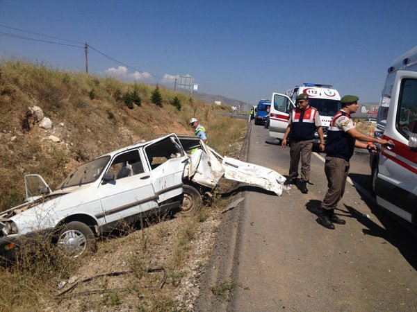 ak-partili-vekil-kaza-yapti-2-olu-4-yarali.jpg