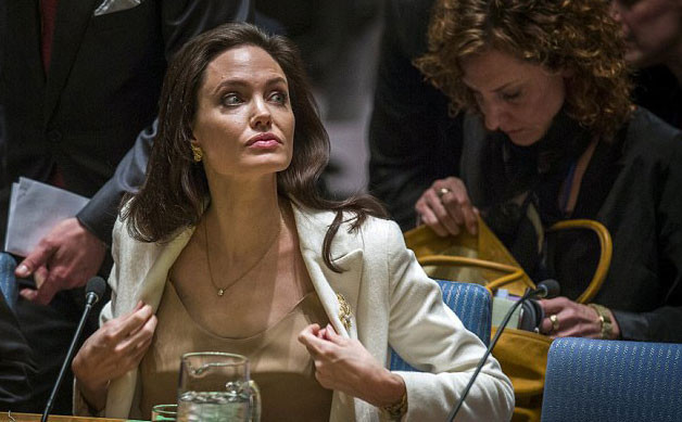 angelina-jolie-sutyensiz2.jpg