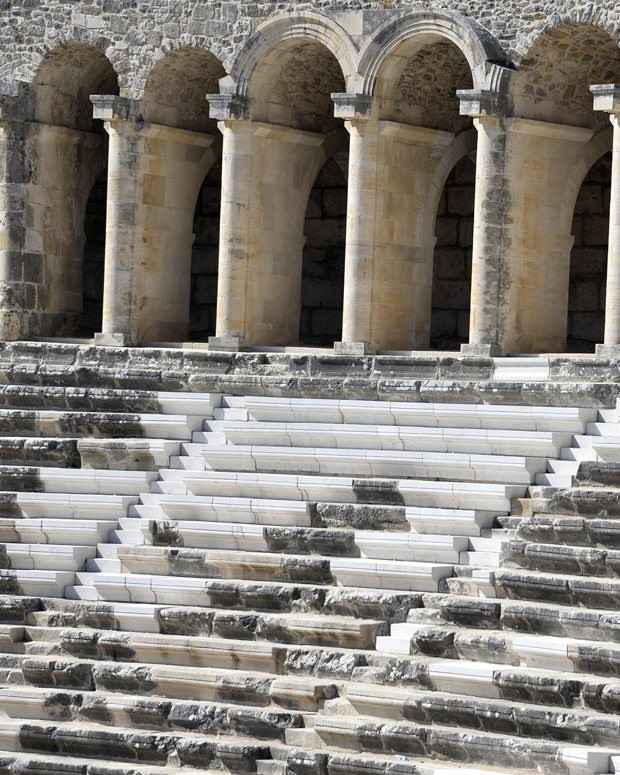 aspendos-tiyatrosu-restorasyon-beyaz-mermer.jpg
