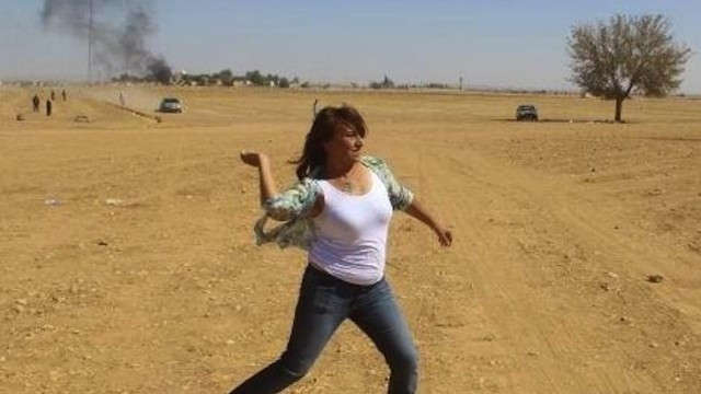 aysel tuğlak askere taş attı.jpg