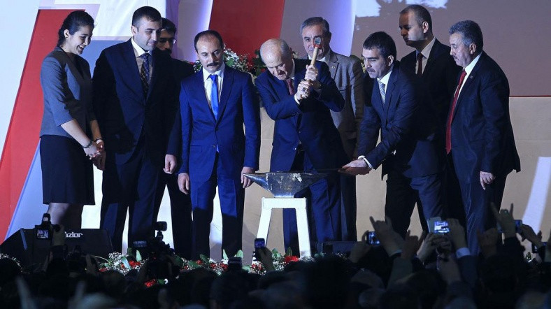 bahceli-kurultay-demir-dovme.20150321203535.jpg