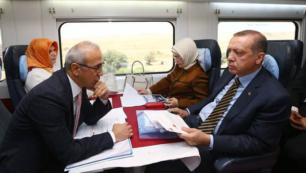 başbakan-recep-tayyip-erdoğan-yüksek-hizli-trende.jpg