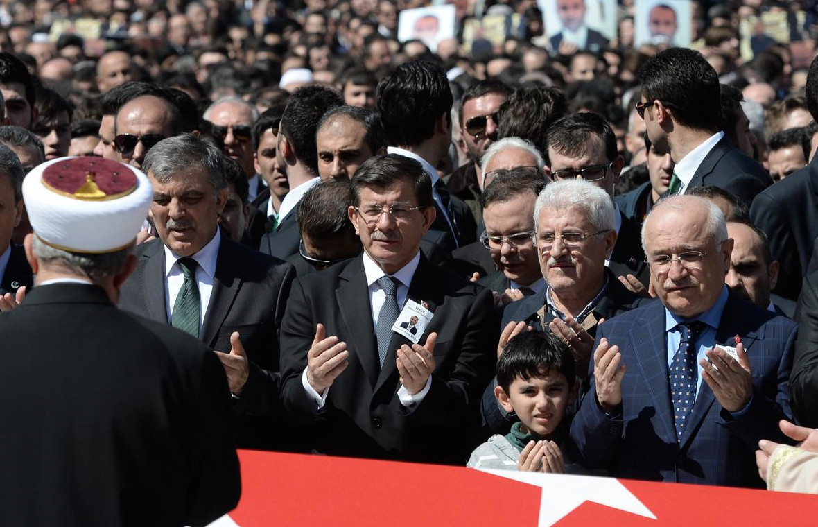 basbakan-ahmet-davutoglu-11.-cumhurbaskani-abdullah-gul-sehit-savci-mehmet-selim-kirazin-cenazesinde-yan-yana-saf-tuttu.jpg