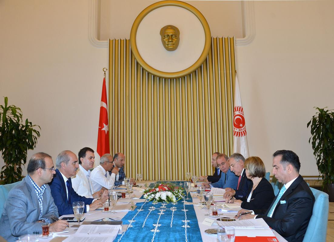 chp-ak-partiden-bu-bakanliklari-istiyor-koalisyon-görüşmeleri-ak-parti-chp-son-dakika-gelişmeleri.20150806123316.jpg