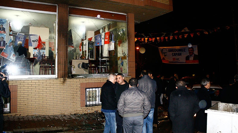 chp esenyurt seçim bürosuna mototoflu saldırı.jpg