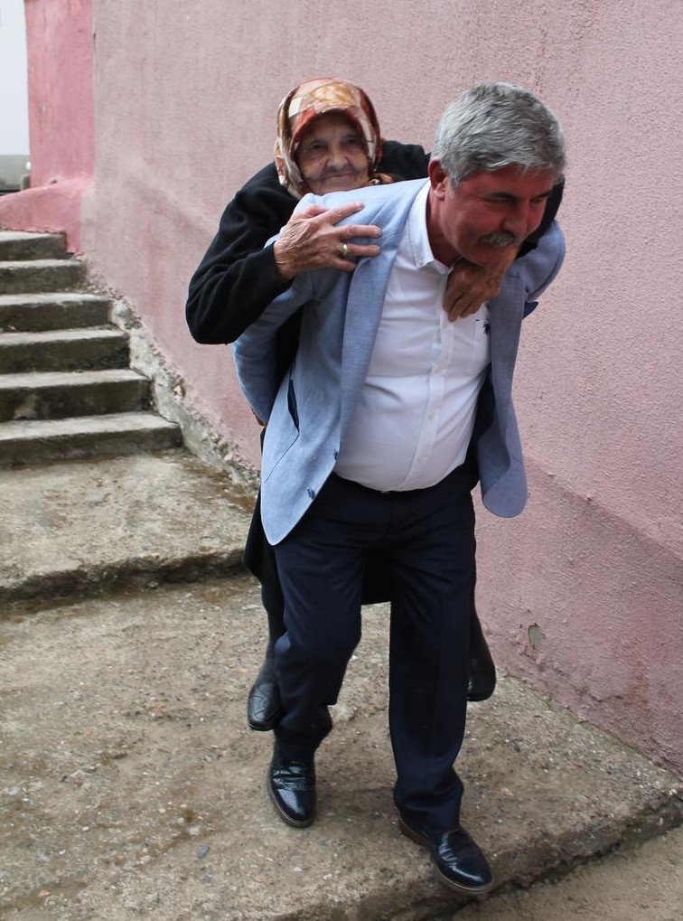 chpli-vekili-annesini-sirtinda-sandiga-tasidi-.jpg