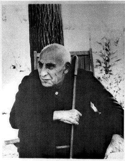 cia_nin_devirdi__i_basbakan_musaddik_1963_yilinda_evinin_bahcesinde.jpg