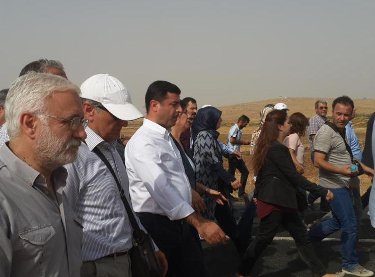 cizre-yolu-selahattin-demirtaş-ve-hdp-heyeti.jpg