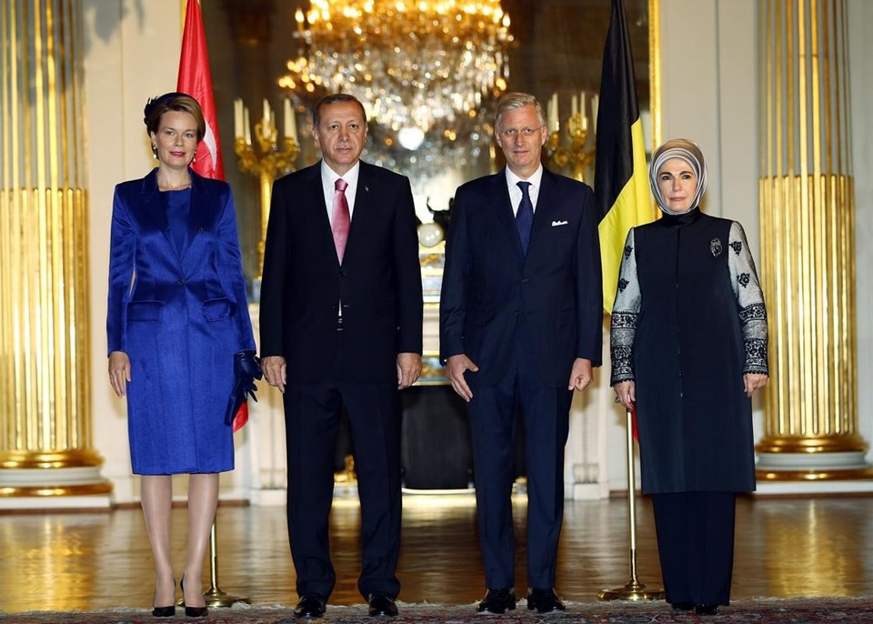 cumhurbaşkani-erdoğan-ve-eşi-emine-erdoğan-makam-araçlarindan-inişlerinde,-kral-philippe-ve-kraliçe-mathilde.jpg