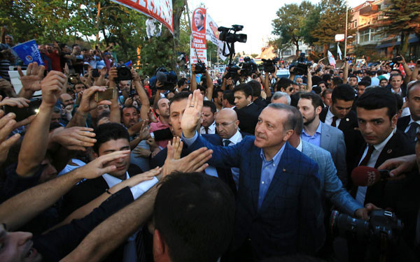 cumhurbaşkani-recep-tayyip-erdoğan-üsküdar-kisiklidaki-evinden-çikişta-vatandaşlarin-tebriklerini-kabul-etti.jpg