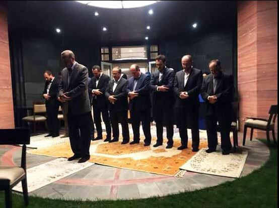 cumhurbaskani-erdogan-sarayda-danismanlarina-namaz-kildirdi.jpg